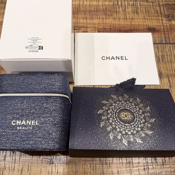 CHANEL Beauty Collection with Elegant Blue Bag - Picture 12 of 16
